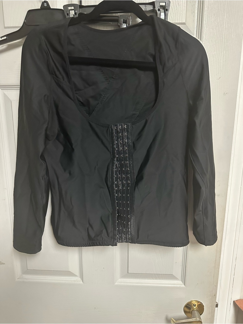 Black Women’s Long Sleeve Hook-and-Eye shape ware